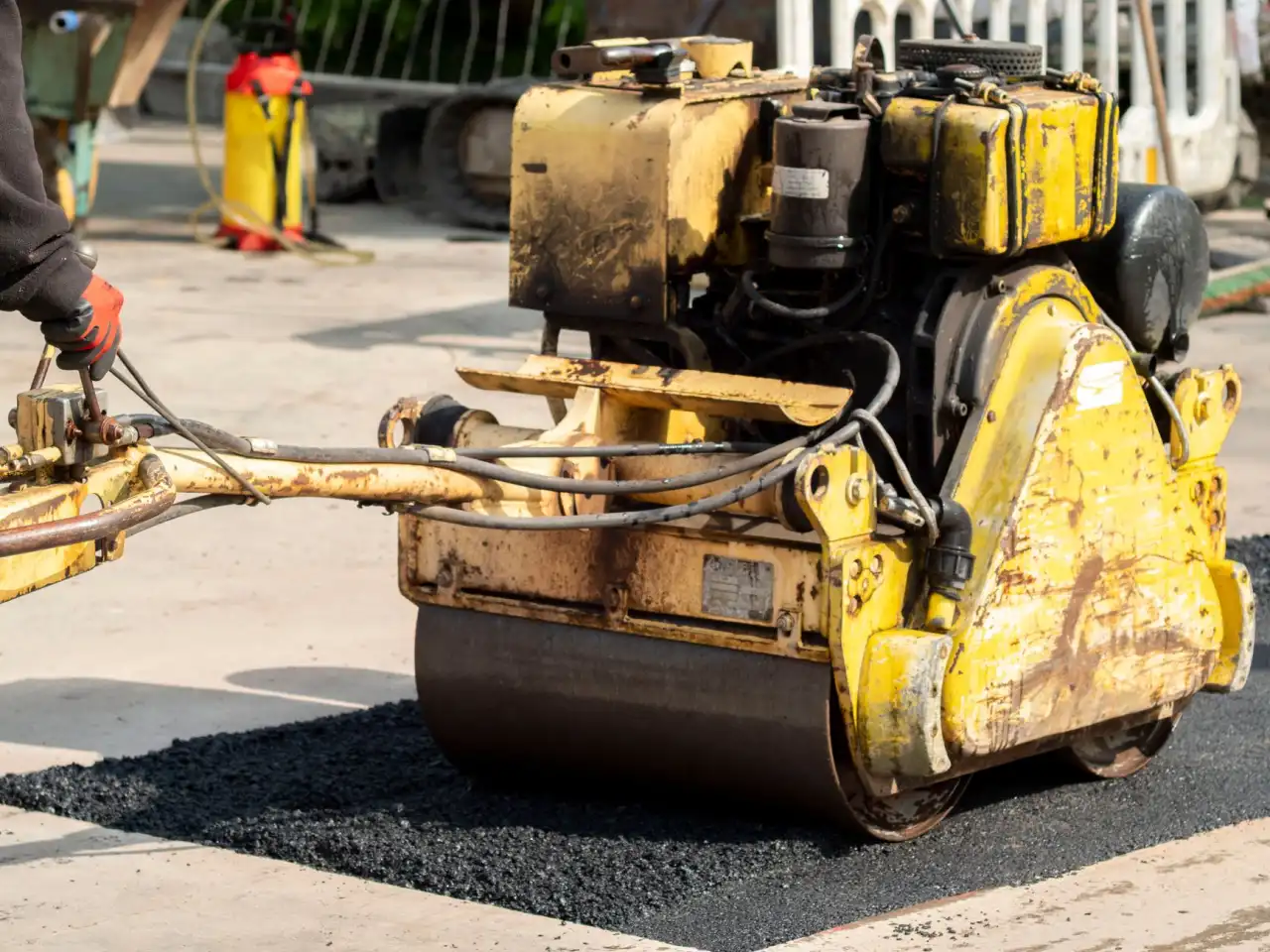 苏州道路划线施工要点解析:从热熔标线到常温漆的工艺选择正文配图 1